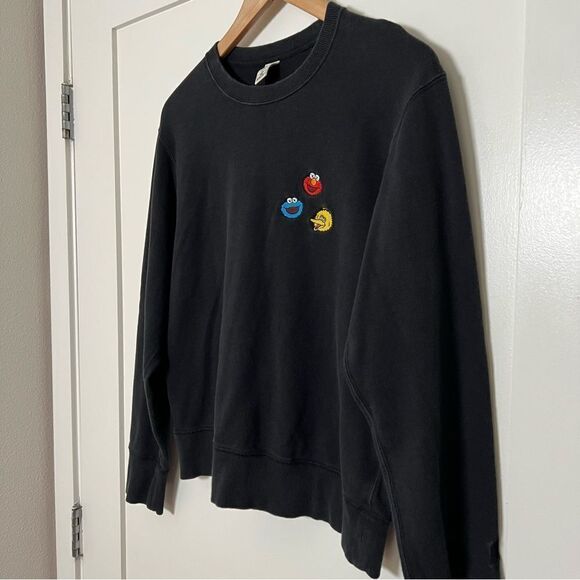 Kaws x Uniqlo Sesame Street Sweatshirt Unisex Size XS Black Embroidered Crewneck - Picture 4 of 13